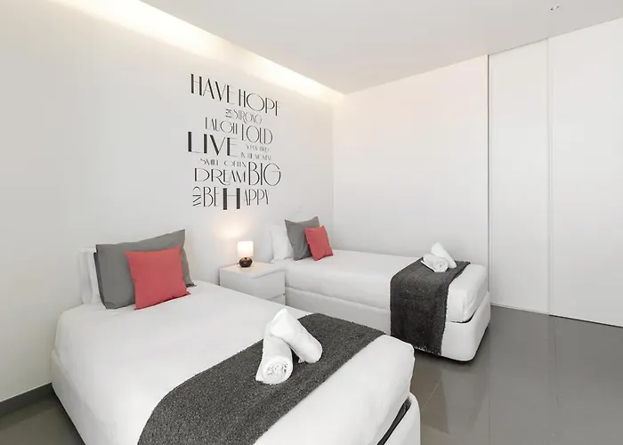 Rooftop Oasis נאזרה